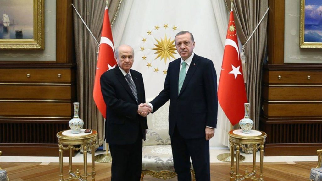 Un allié d’extrême droite soutient Erdoğan pour l’élection présidentielle de 2028 malgré la limite constitutionnelle des mandats